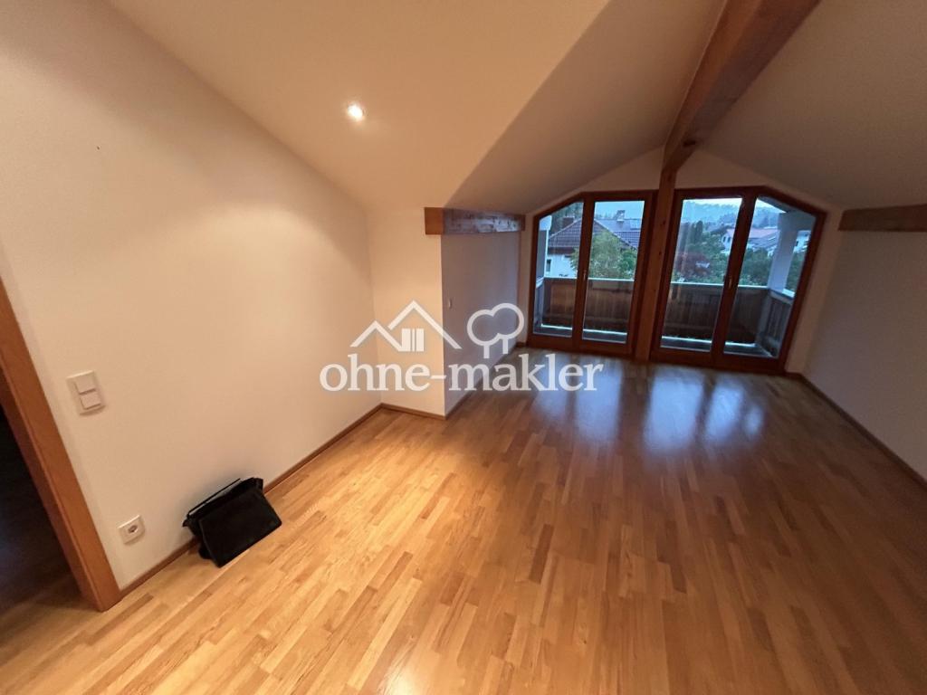 Moderne 2-Raum-Dachgeschosswohnung mit Balkon und Einbauküche in Neubeuern - Foto 1