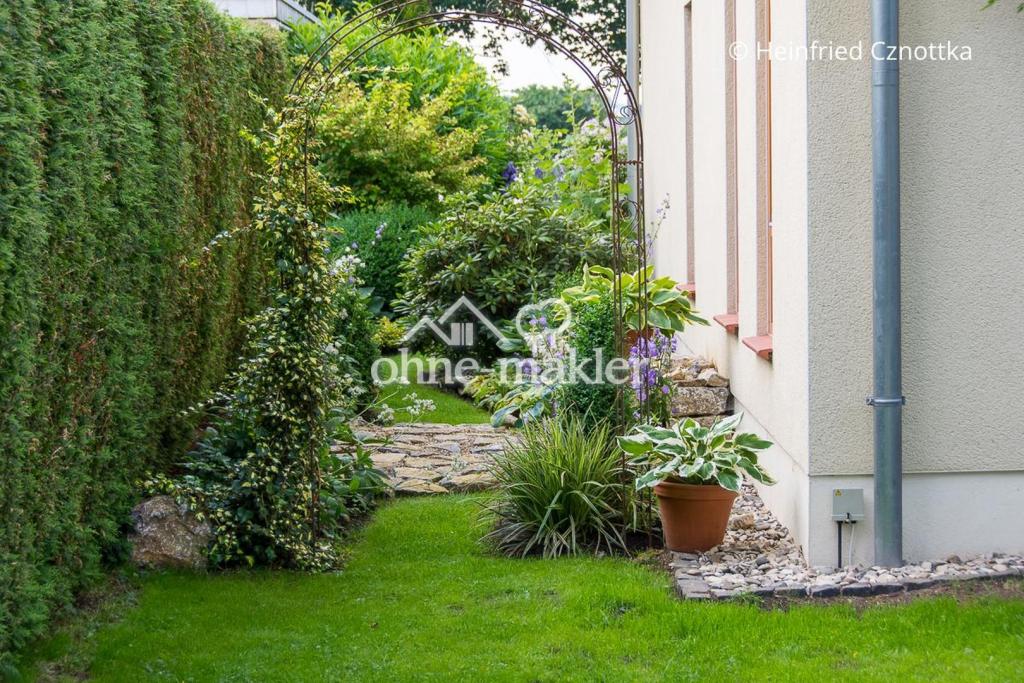 Reihenendhaus mit echtem Einfamilienhaus-Charakter: Gehobene Ausstattung und 2 Parkplätze - Photo 1