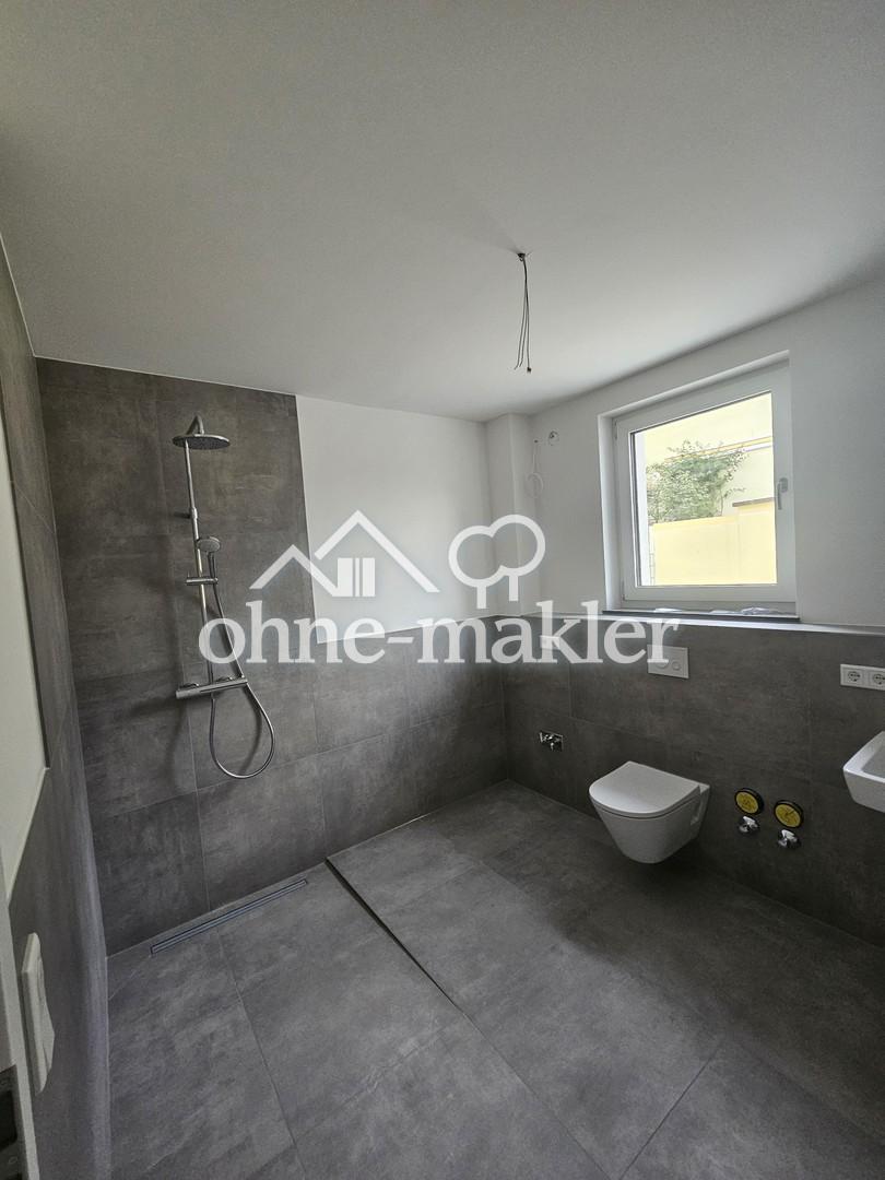 Erstbezug Reihenhaus im neuen 8-Familienhaus nach KFW 40 Standard - Foto 1