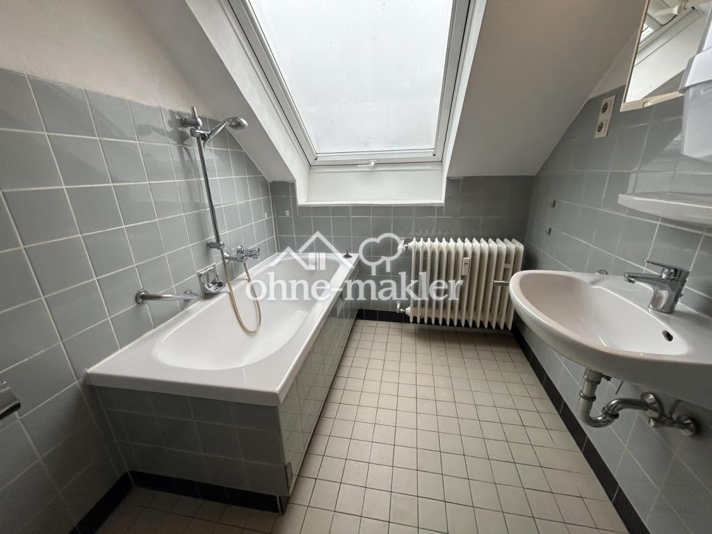 Helle Dachgeschosswohnung in ruhiger Lage – Ideal für Singles oder Pendler - Photo 3