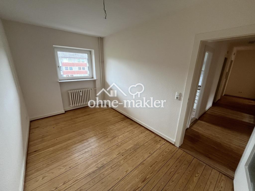 Lichtdurchflutete 4-Zimmerwohnung mit Balkon und Einbauküche zu sofort zu vermieten. - Photo 2