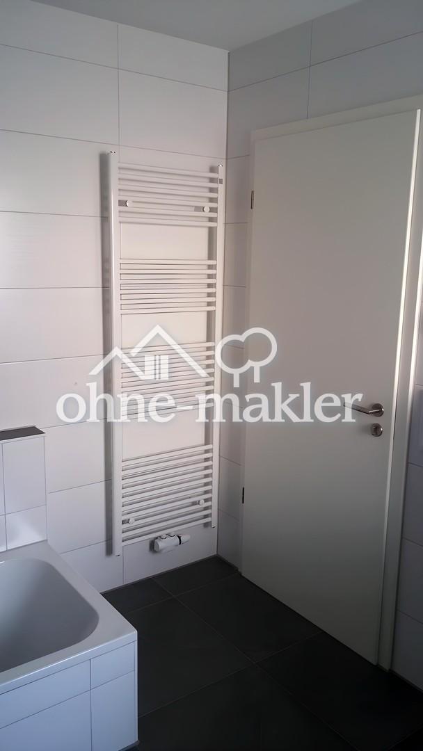 Neuwertige, bezugsfreie 3,5 Zimmer Gartenwohnung in Altmühldorf mit Inntalblick! - Photo 1