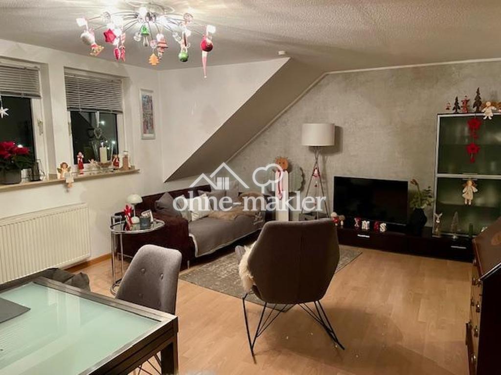Helle Dachgeschosswohnung mit Loggia und Einbauküche - Photo 1