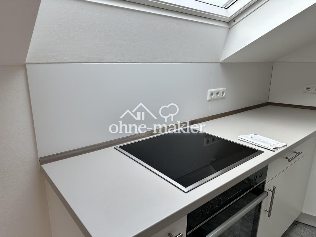 Helle 2-Zimmer-Dachgeschosswohnung mit Einbauküche in zentraler Lage - Photo 3