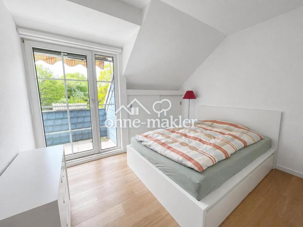 Helle 2-Zimmer-Dachgeschosswohnung mit Balkon und Einzelgarage in ruhiger Lage von Hamburg-Bramfeld - Photo 2