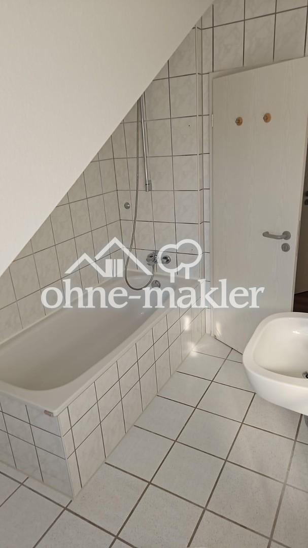 Helle 2-Zimmer-Dachgeschosswohnung mit Loggia & Tiefgarage - Foto 1
