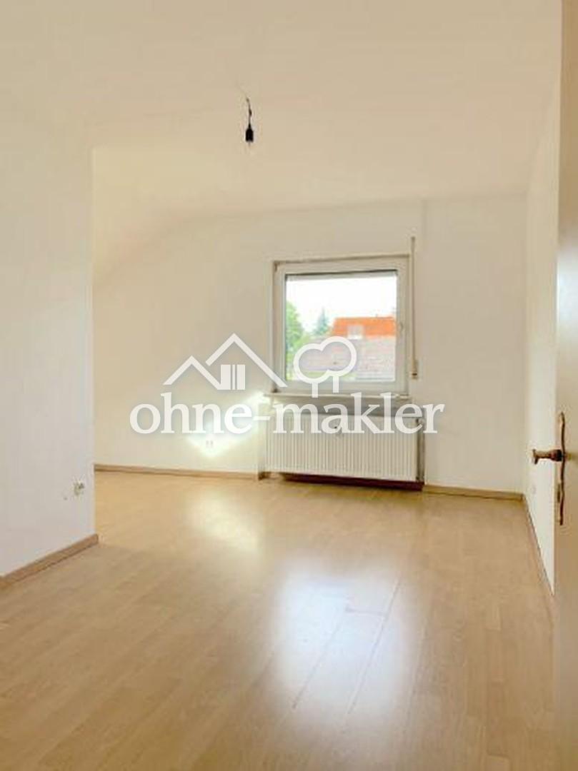Ruhige und gepflegte DG­-Wohnung mit EBK, fußläufig zur S­-Bahn - Photo 1
