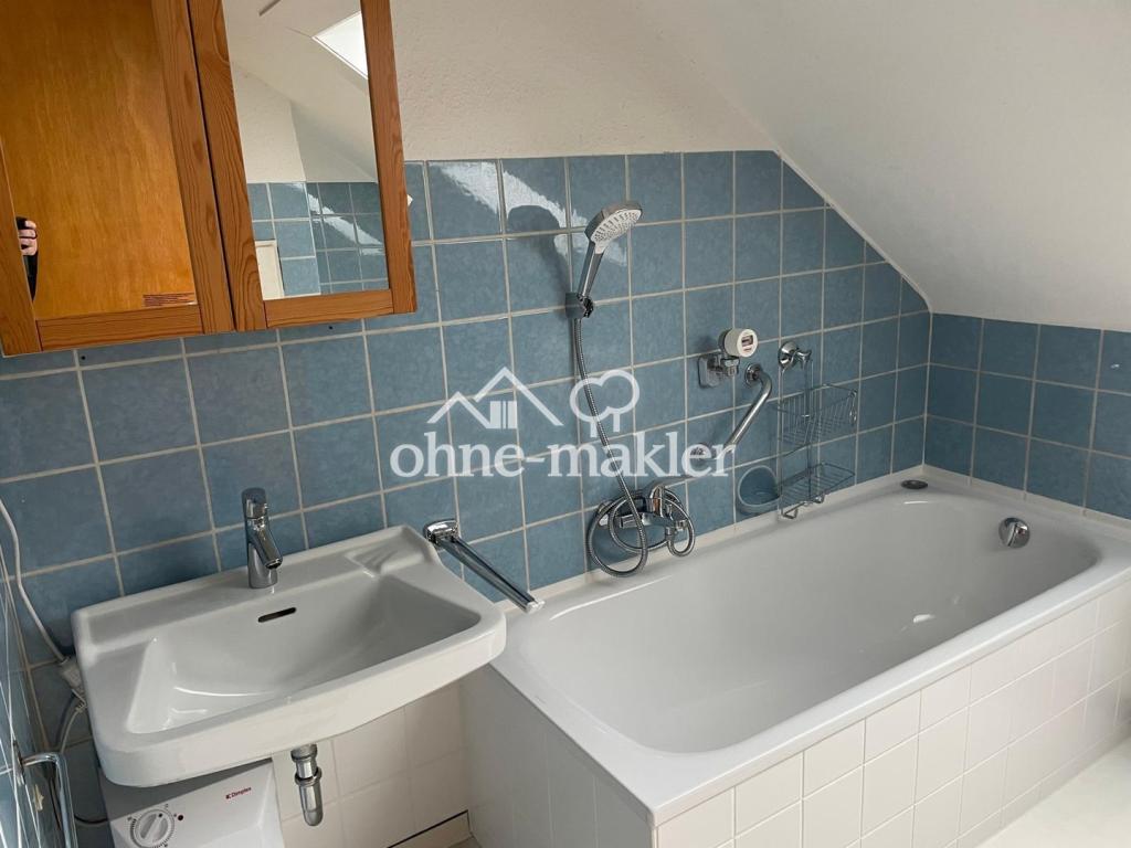 Gemütliche 3-Zimmer-Dachgeschosswohnung in Bestlage - Photo 2