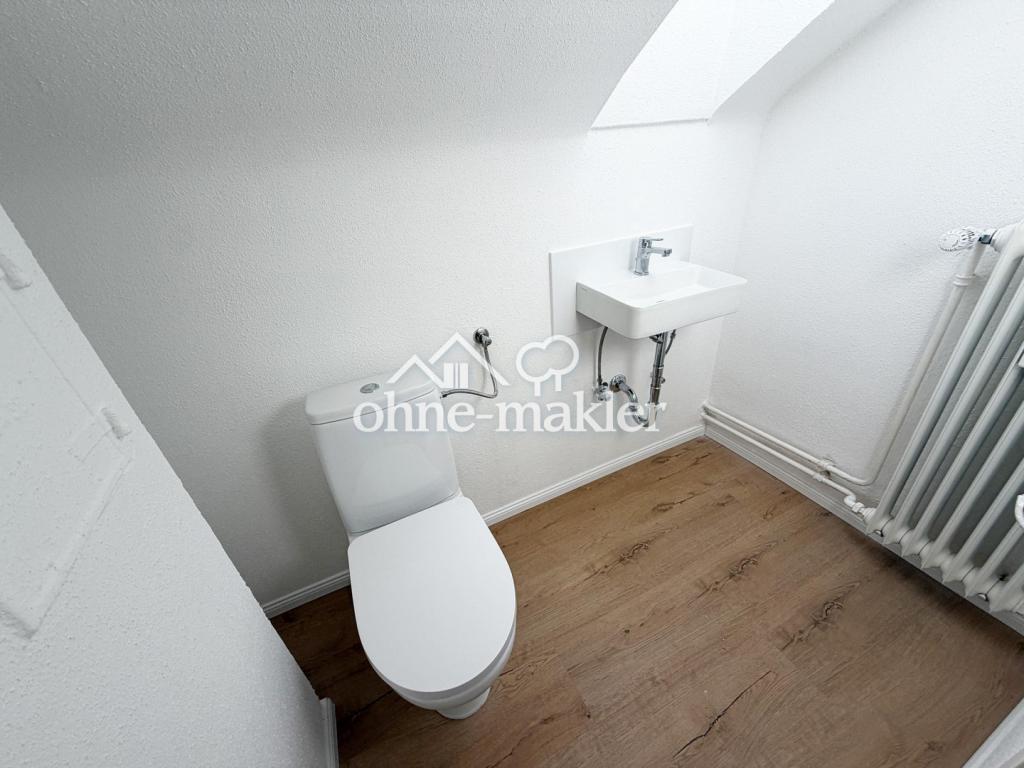 Kernsanierte 2-Zimmer-Dachgeschosswohnung mit Stellplatz in Oberstenfeld - Photo 3