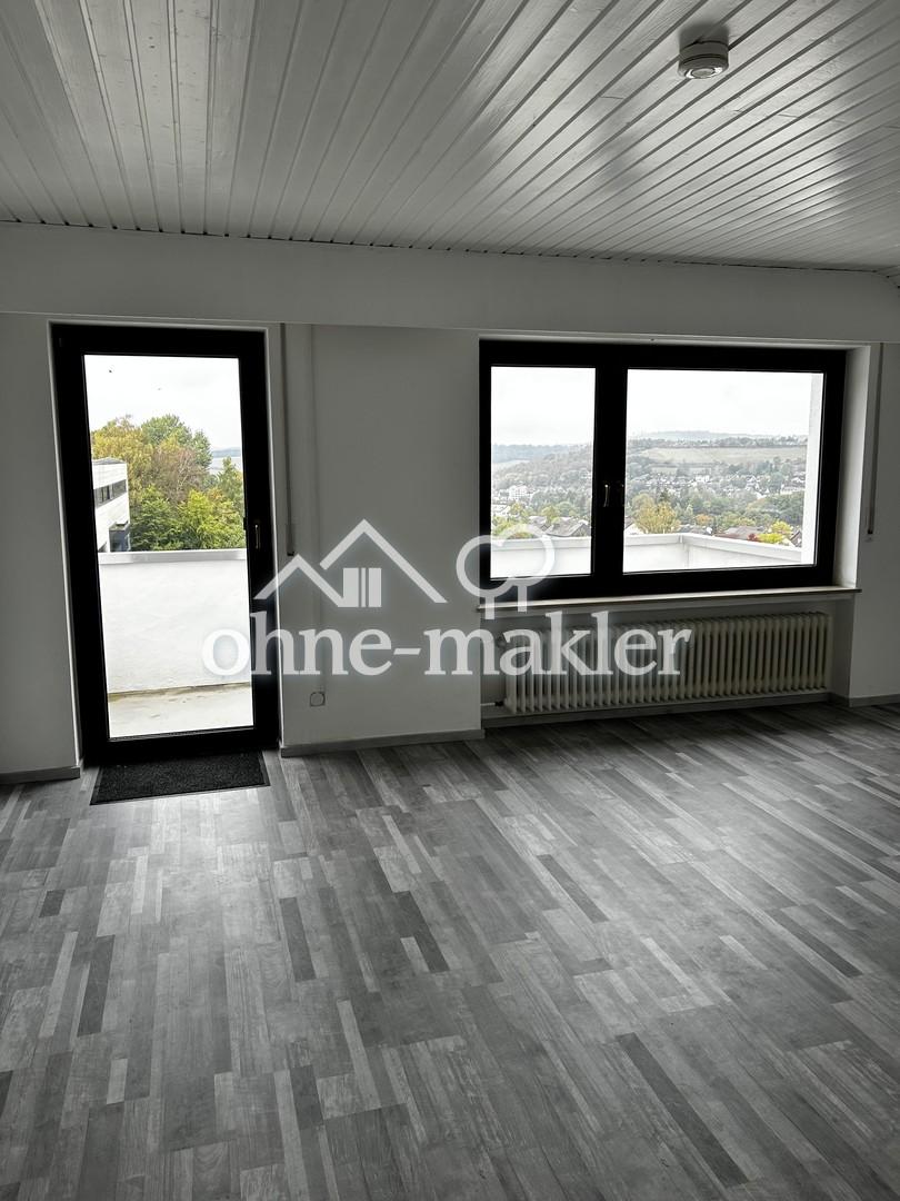Helle 3- Zimmer Dachgeschosswohnung mit Balkon - Photo 1