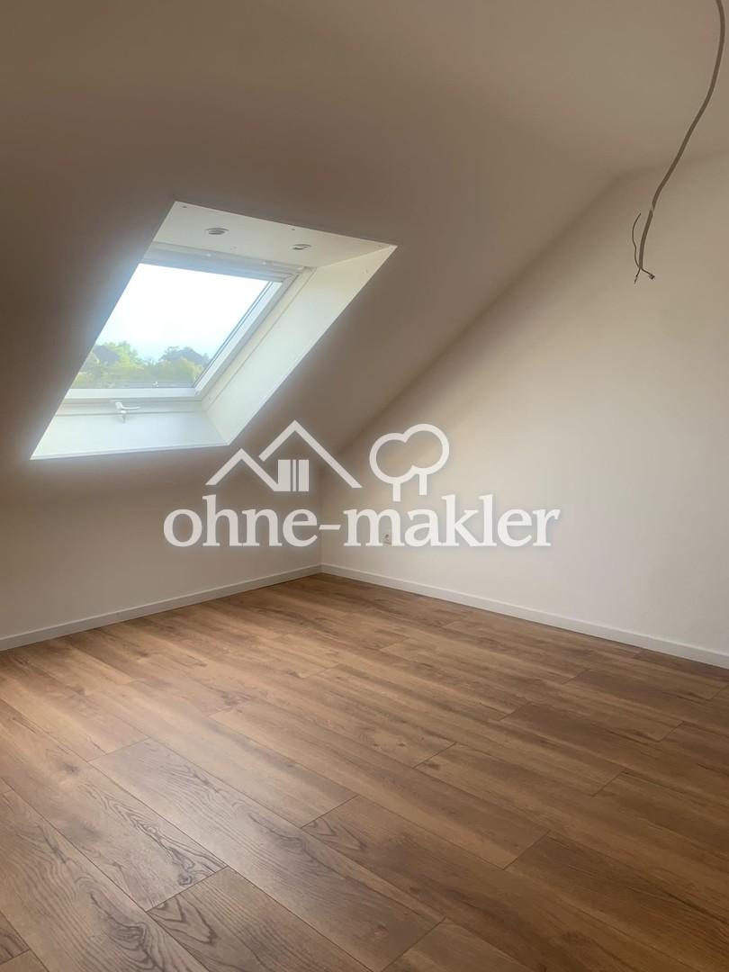 Frisch sanierte 4-Zimmer-Dachgeschosswohnung mit Balkon & neuer Einbauküche - Photo 5