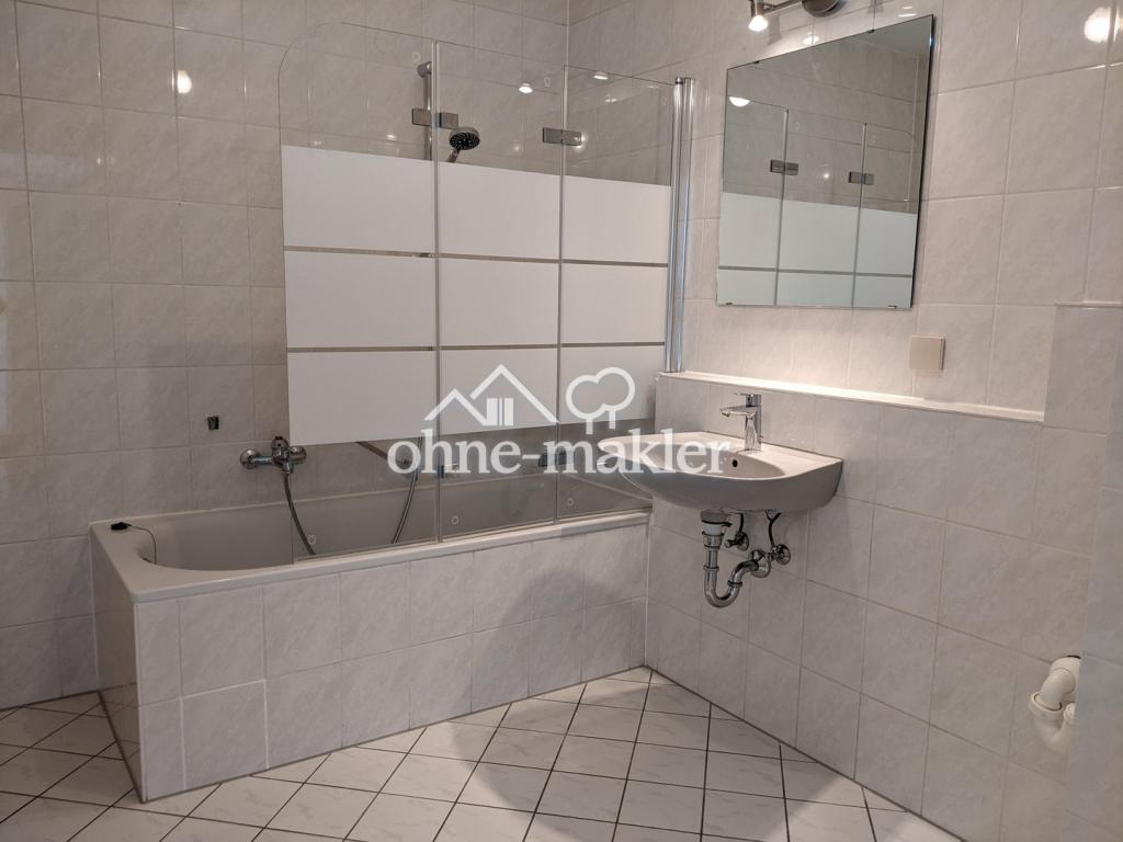 Helle Dachgeschosswohnung mit Dachterrasse und Tiefgaragenstellplatz - Foto 1