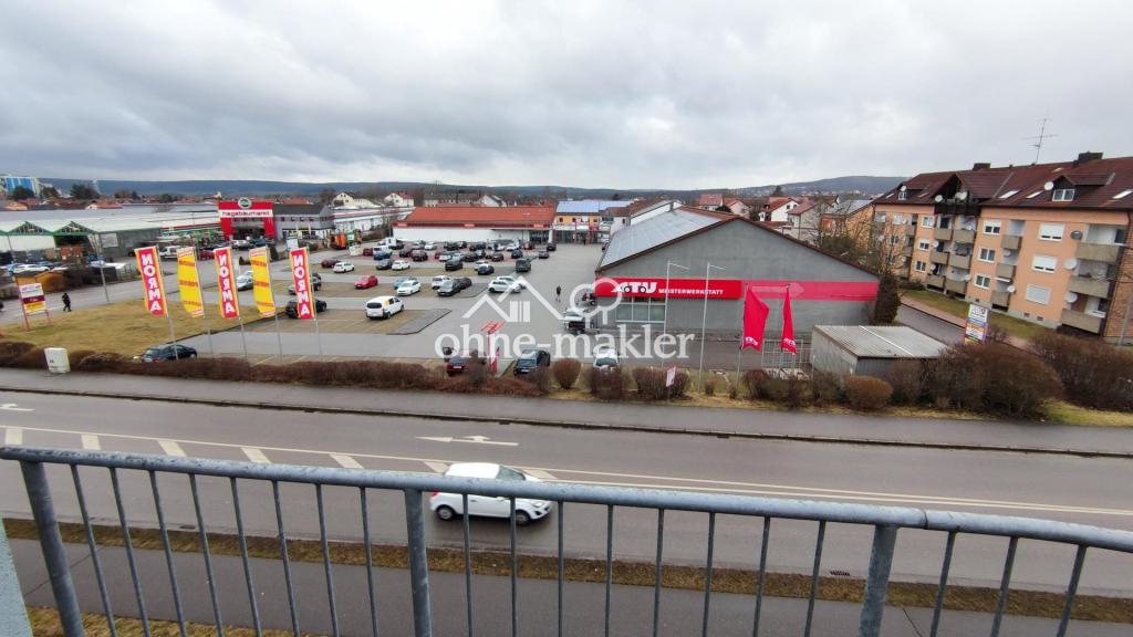 Drei Zimmer DG Wohnung mit Balkon zentral gelegen in Schwandorf - Photo 4
