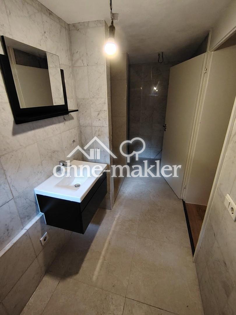 Frisch sanierte 2-Zimmer Souterrain-Wohnung direkt neben S-Bahn. Ideal für Pendler - Photo 2