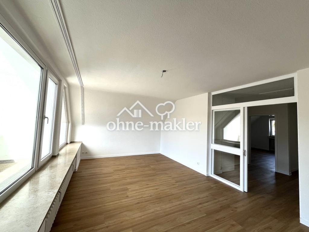 Helle sanierte Dachgeschosswohnung mit großem Balkon. - Foto 1