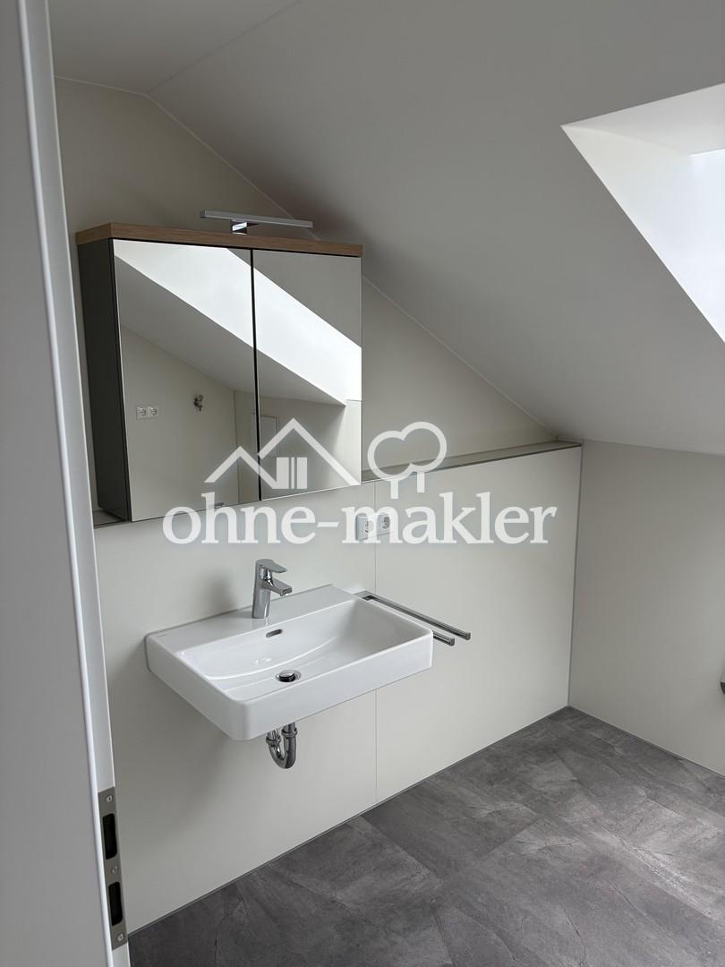 Moderne Dachgeschosswohnung mit viel Licht und zwei Balkonen - Foto 2