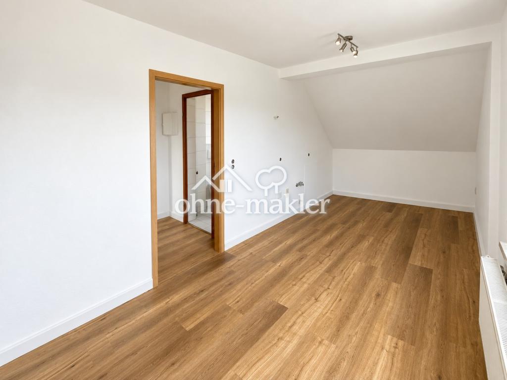 Frisch renovierte 3,5-Zimmer-Dachgeschosswohnung in Langenbernsdorf – sofort verfügbar - Photo 2