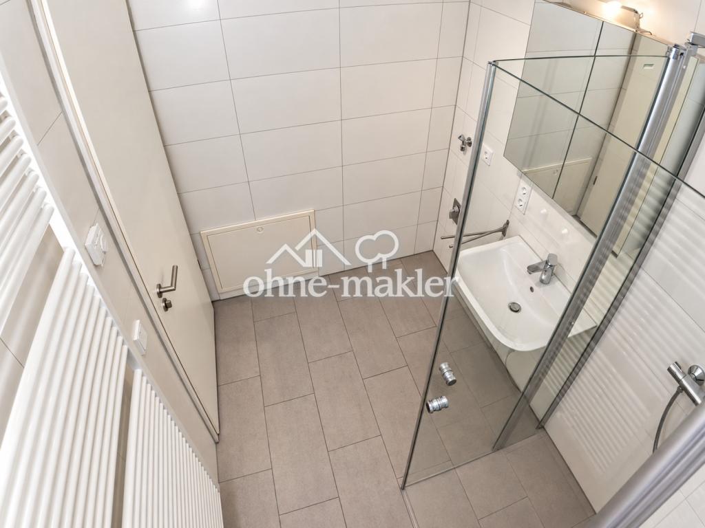 Moderne Dachgeschosswohnung, hohe Decken, Balkonfenster, Teilmöblierung in Frankfurt, Europaviertel - Photo 3