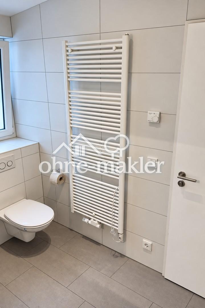 Moderne Dachgeschosswohnung, hohe Decken, Balkonfenster, Teilmöblierung in Frankfurt, Europaviertel - Photo 5