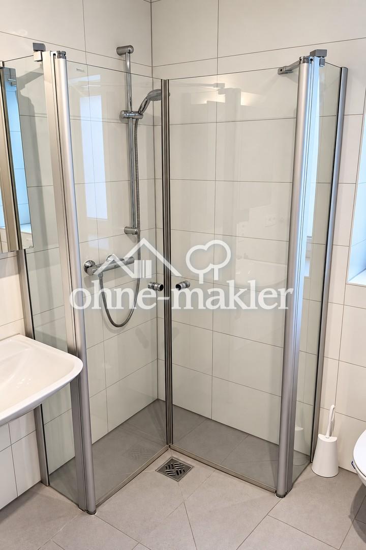 Moderne Dachgeschosswohnung, hohe Decken, Balkonfenster, Teilmöblierung in Frankfurt, Europaviertel - Photo 4