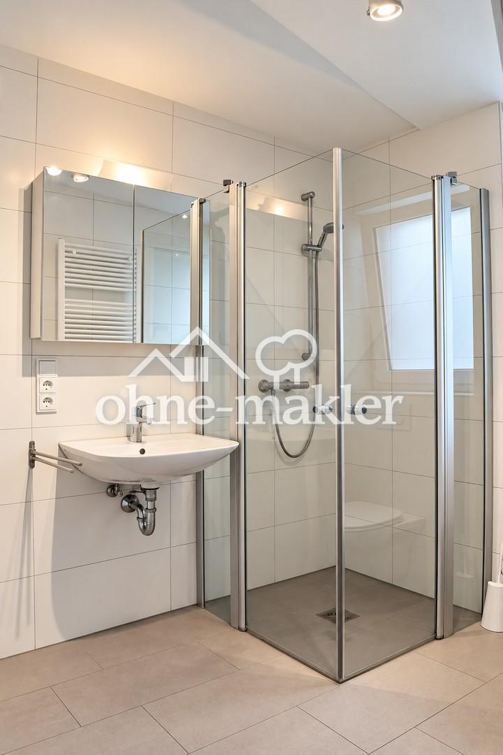 Moderne Dachgeschosswohnung, hohe Decken, Balkonfenster, Teilmöblierung in Frankfurt, Europaviertel - Photo 2