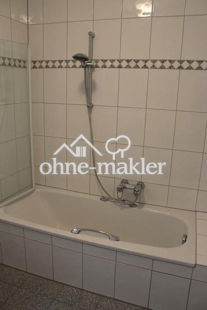 Badezimmer mit Dusch-Badewanne