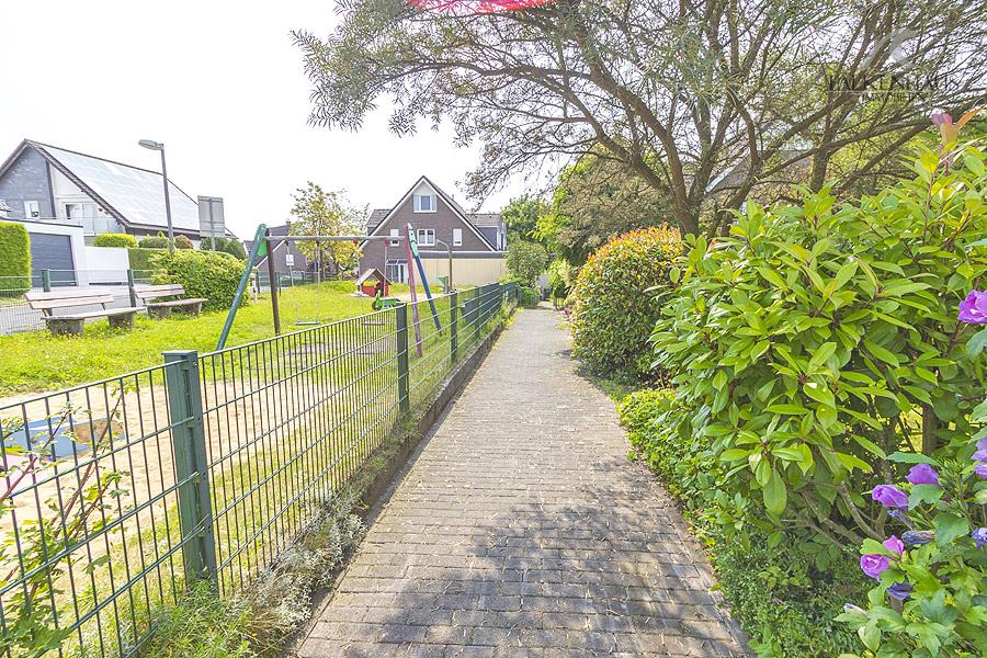 Gepflegter Zuweg zum Haus