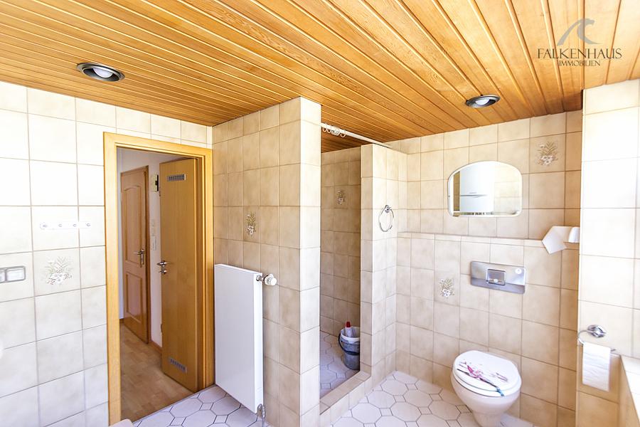 Badewanne und Dusche