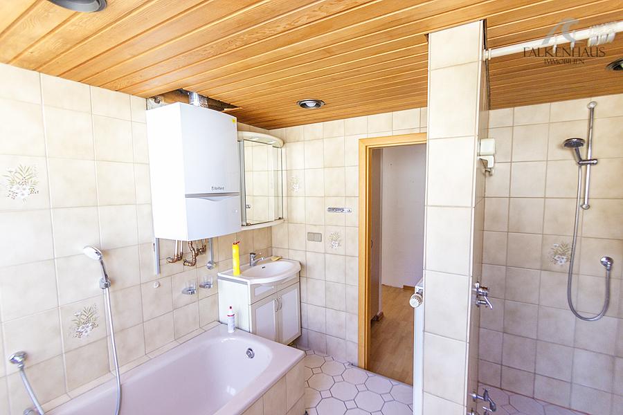 Badewanne und Dusche