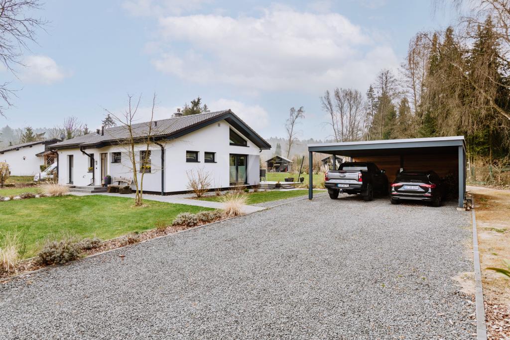 Praktischer Doppelcarport mit Ladestation
