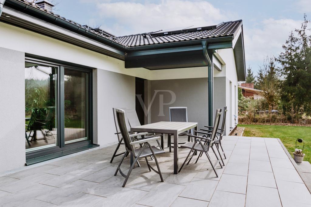 Gemütliche Südterrasse mit traumhaftem Blick in den weitläufigen Garten