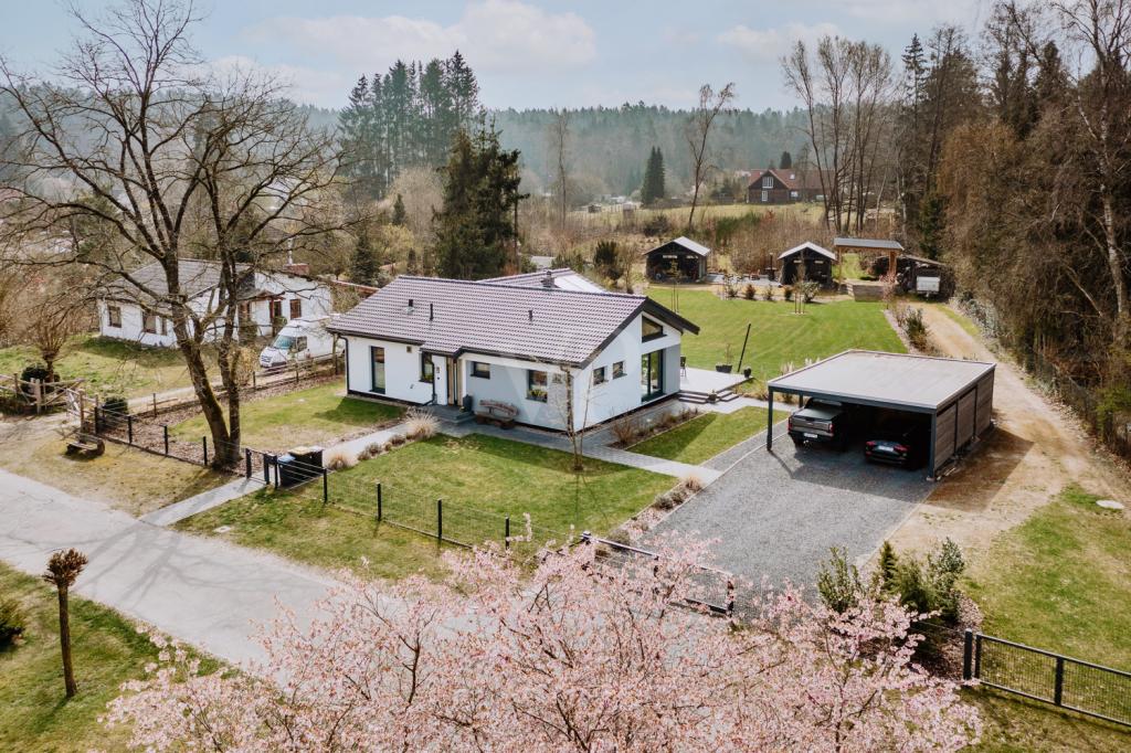 Moderner Bungalowtraum im Grünen – Ruheoase mit großem Naturgrundstück