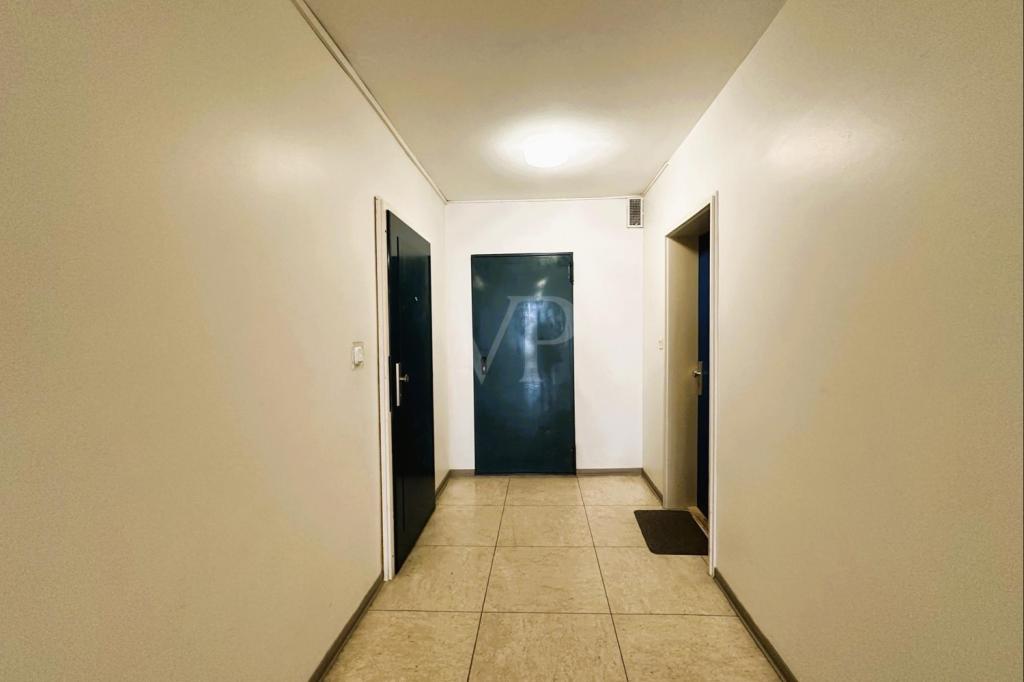 Wohnungseingangstür auf der linken Flurseite gelegen.