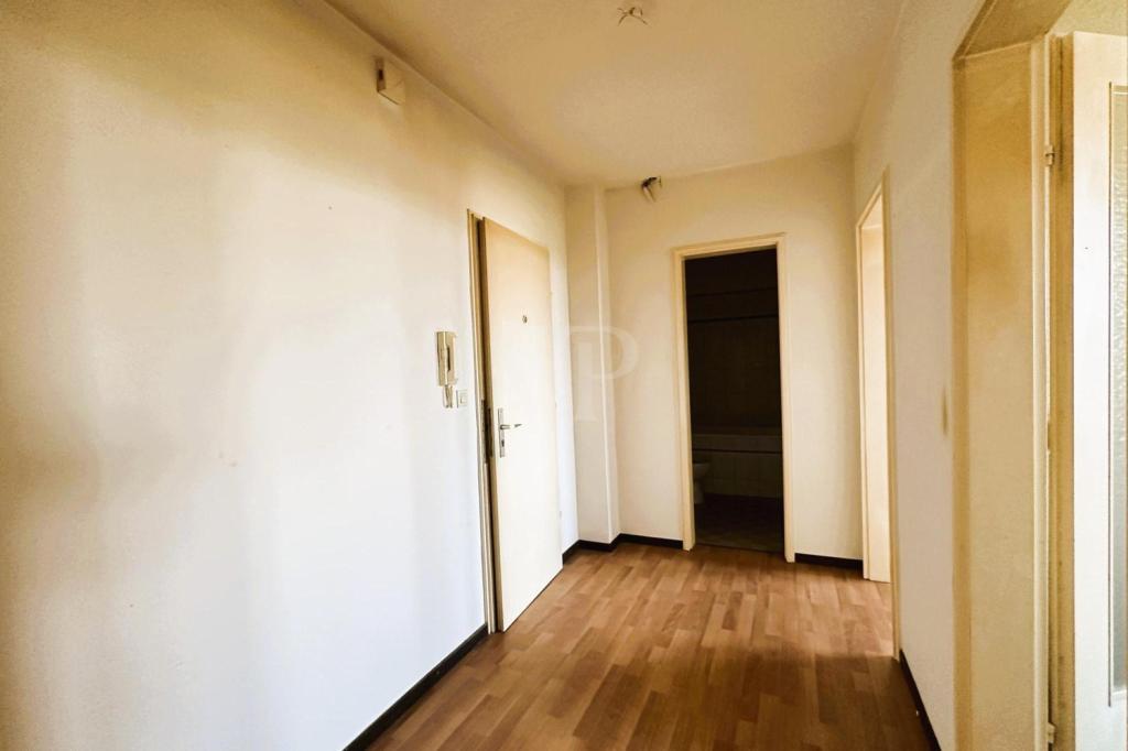Blick durch den Flur in Richtung Wohnungstür – linke Seite.