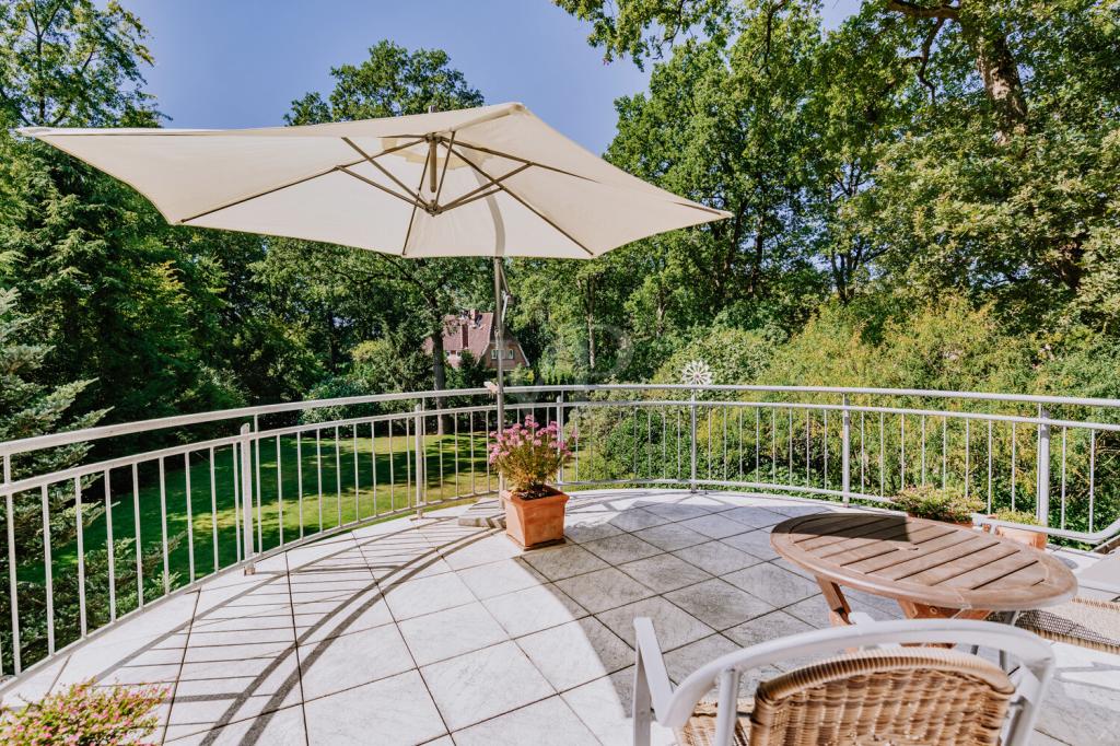 Einladender Balkon mit harmonischem Gartenpanorama.