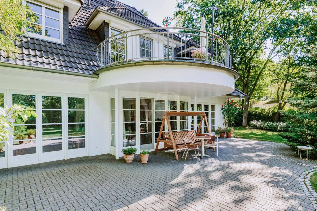 Großzügige Südwest-Terrasse – ideal für Lounge-Möbel, Sonnenliegen oder gesellige Abende im Freien.