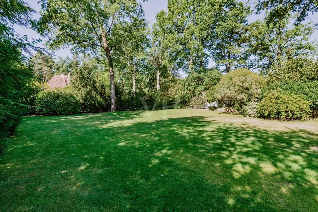 Uneinsehbarer Garten mit weitläufiger Grünfläche. 