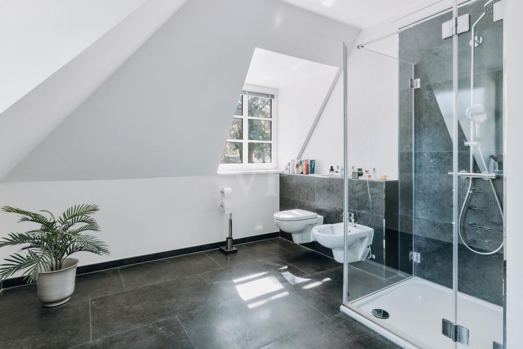Großzügige Walk-in-Wellnessdusche