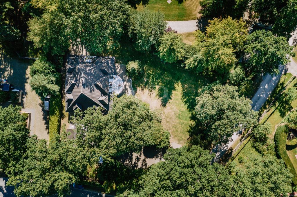 Großzügiges, von außen uneinsehbares Grundstück mit altem Baumbestand und hoher Privatsphäre.