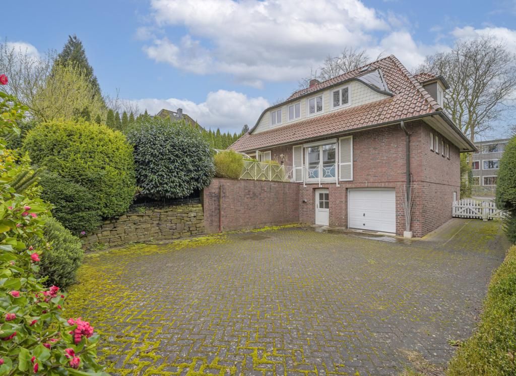Außenansicht mit Garage