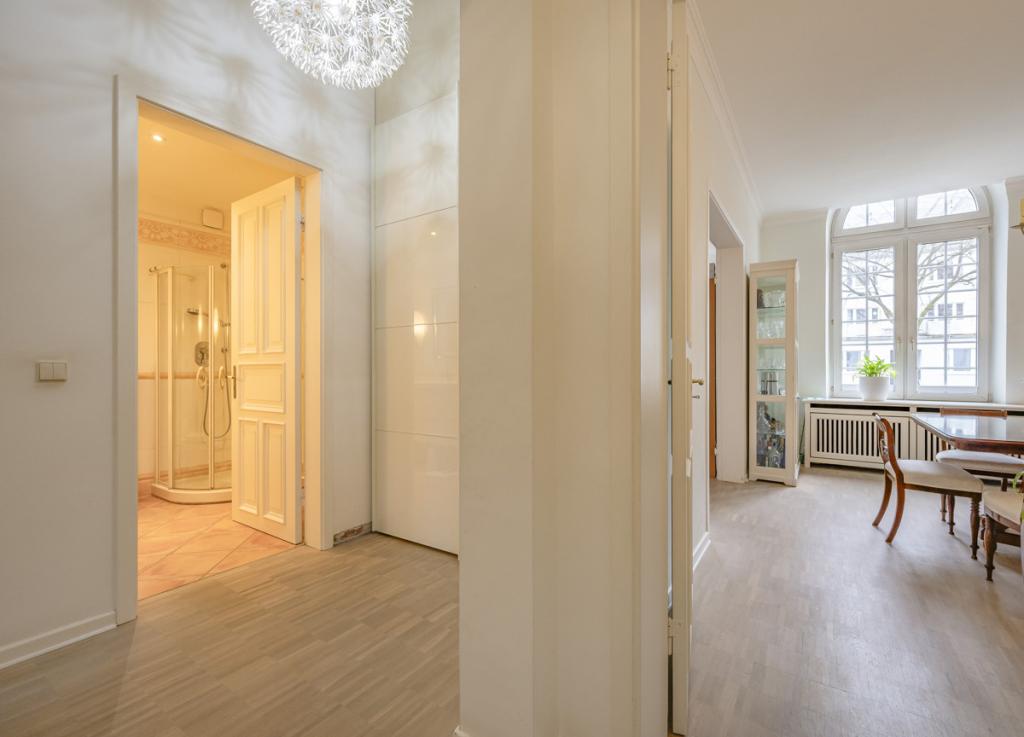 Blick in Essbereich und Flur mit angrenzendem Badezimmer