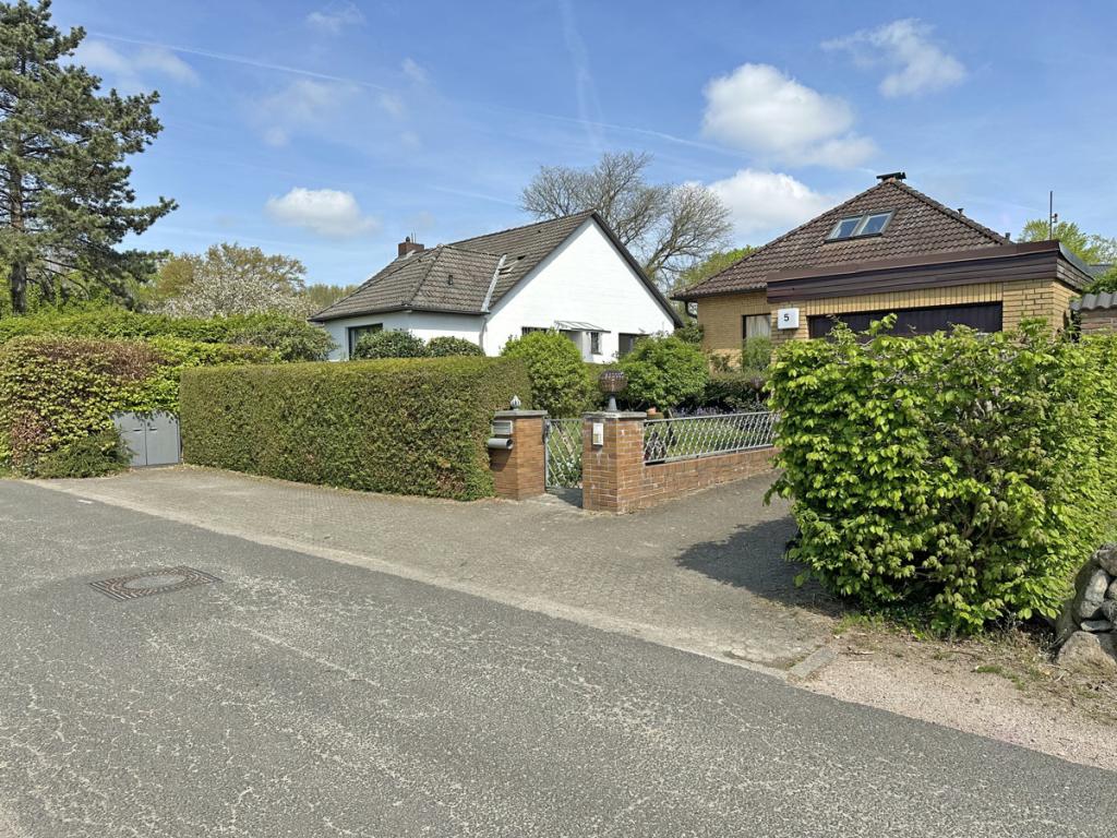 Straßenansicht mit Stellplatz