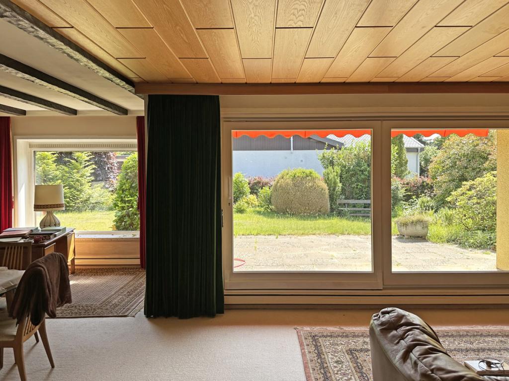 Blick auf die Terrasse und in den Garten