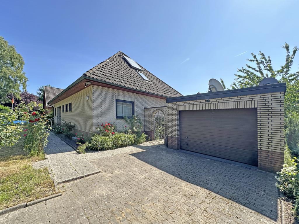 Voderansicht mit Garage