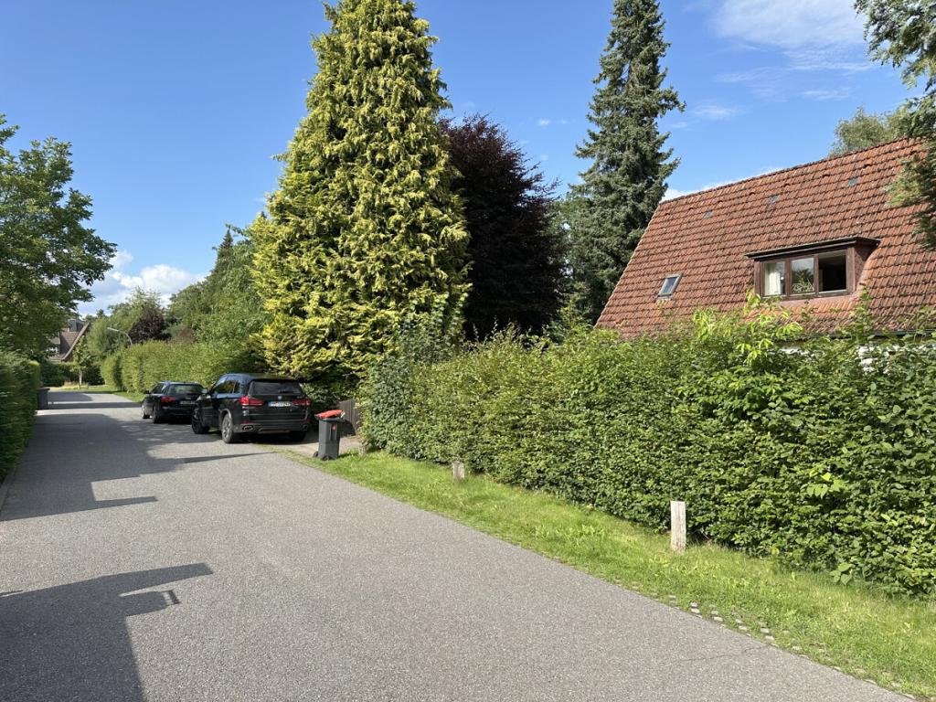 Straße auf Haushöhe (rechts)