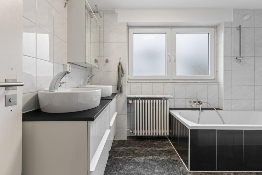 modernes Badezimmer