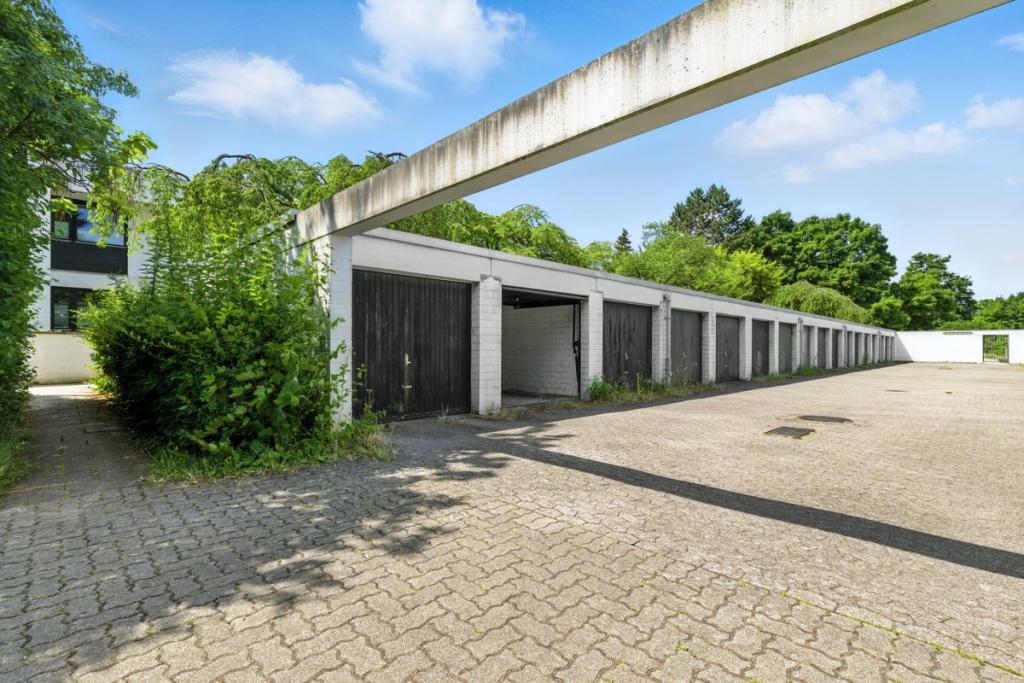 Garage mit Zuweg