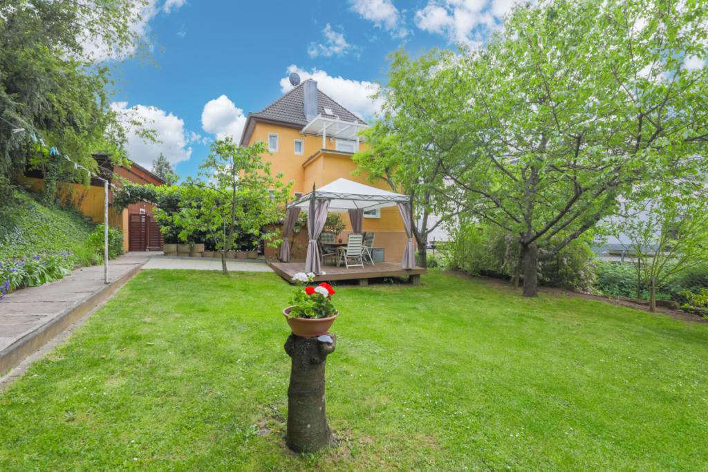 Rückansicht und Garten