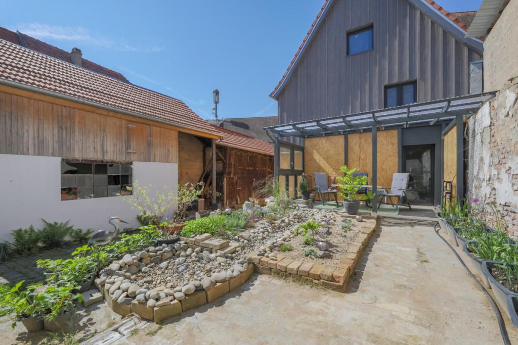 Terrasse und Bachlauf
