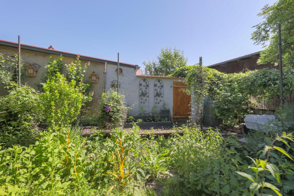 Kräutergarten hinter der Scheune
